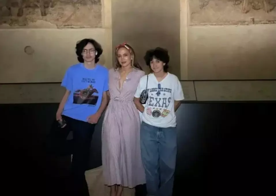 Jennifer Lopez, imaginea eleganței relaxate în Italia. Rochia cu dungi perfectă pentru zilele călduroase | GALERIE FOTO